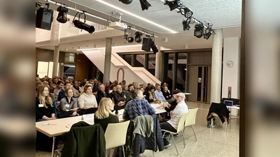 Erörterungsveranstaltung zum Neubaugebiet Dreilingsweg: rund 100 Bürger hörten den Plänen der Stadt zu. Im Vordergrund Saskia Schrader/Grünplanung, Jonas Wurz vom Mobilitätsreferat und Bernd Willer vom Planungsreferat (v.l.). (Foto: Ulrike Seiffert)