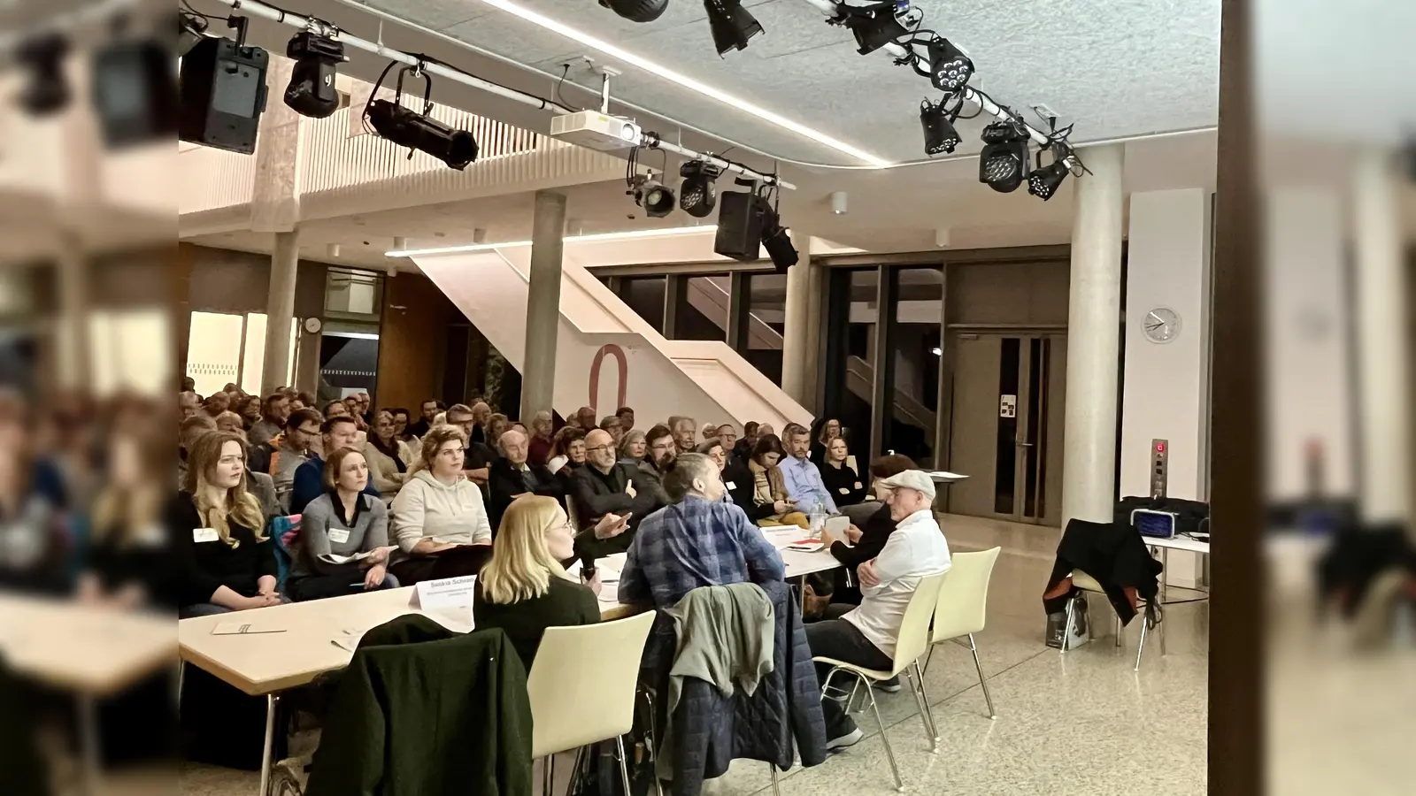 Erörterungsveranstaltung zum Neubaugebiet Dreilingsweg: rund 100 Bürger hörten den Plänen der Stadt zu. Im Vordergrund Saskia Schrader/Grünplanung, Jonas Wurz vom Mobilitätsreferat und Bernd Willer vom Planungsreferat (v.l.). (Foto: Ulrike Seiffert)