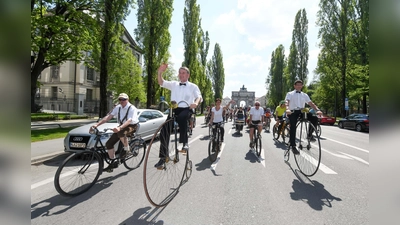 "Radentscheid München": Mit Sternfahrten demonstrieren viele Radfahrer für bessere Bedingungen in München. Manche Radfahrer machen darüber hinaus auf sich und ihr Anliegen aufmerksam. (Foto: Tobias Hase)