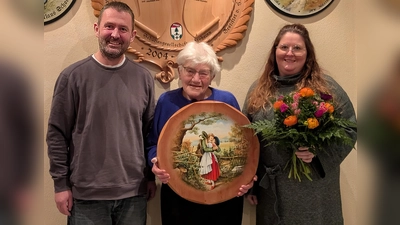 Maximilian Schober, Gewinnerin der Hochzeitsscheibe Marianne Grießer und Sabrina Schober mit Blumenstrauß des Vereins. (Foto: SG Frohsinn)