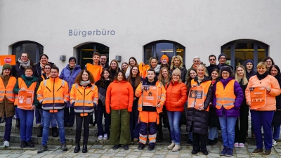 Mitarbeitende der Stadtverwaltung setzen vor dem Bürgerbüro gemeinsam ein wichtiges Zeichen gegen Gewalt an Frauen. (Foto: Felix Matthey)