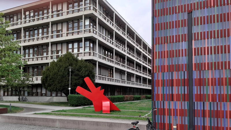 Im Kunstareal befindet sich auch das Museum Brandhorst (r.) samt rotem Hund von Keith Haring. Innen ist moderne Kunst zu bestaunen.  (Foto: mha)