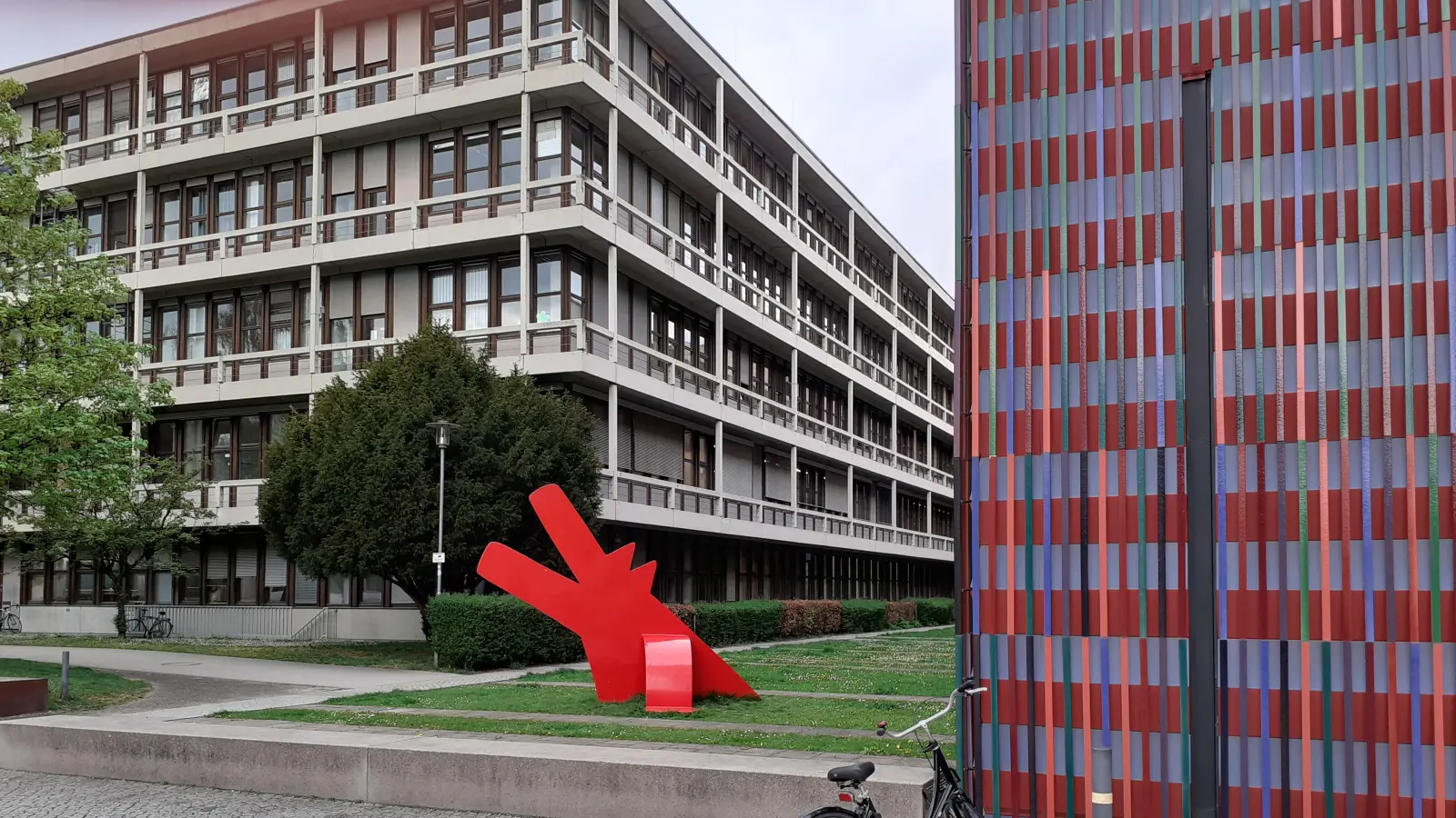 Im Kunstareal befindet sich auch das Museum Brandhorst (r.) samt rotem Hund von Keith Haring. Innen ist moderne Kunst zu bestaunen.  (Foto: mha)