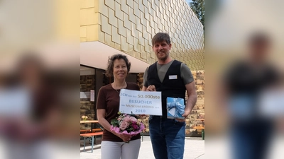 Museumsleiter Harald Krause begrüßte unter großem Applaus der anwesenden Gäste die Erdingerin Constanze Klotz als Jubiläumsbesucherin. (Foto: Stadt Erding)