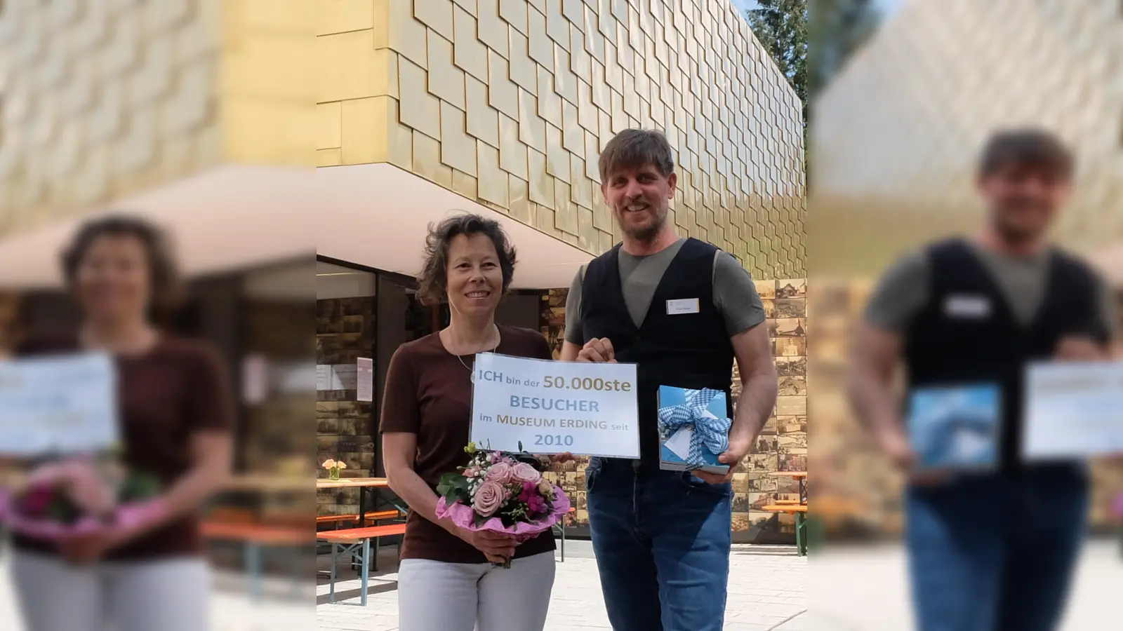 Museumsleiter Harald Krause begrüßte unter großem Applaus der anwesenden Gäste die Erdingerin Constanze Klotz als Jubiläumsbesucherin. (Foto: Stadt Erding)