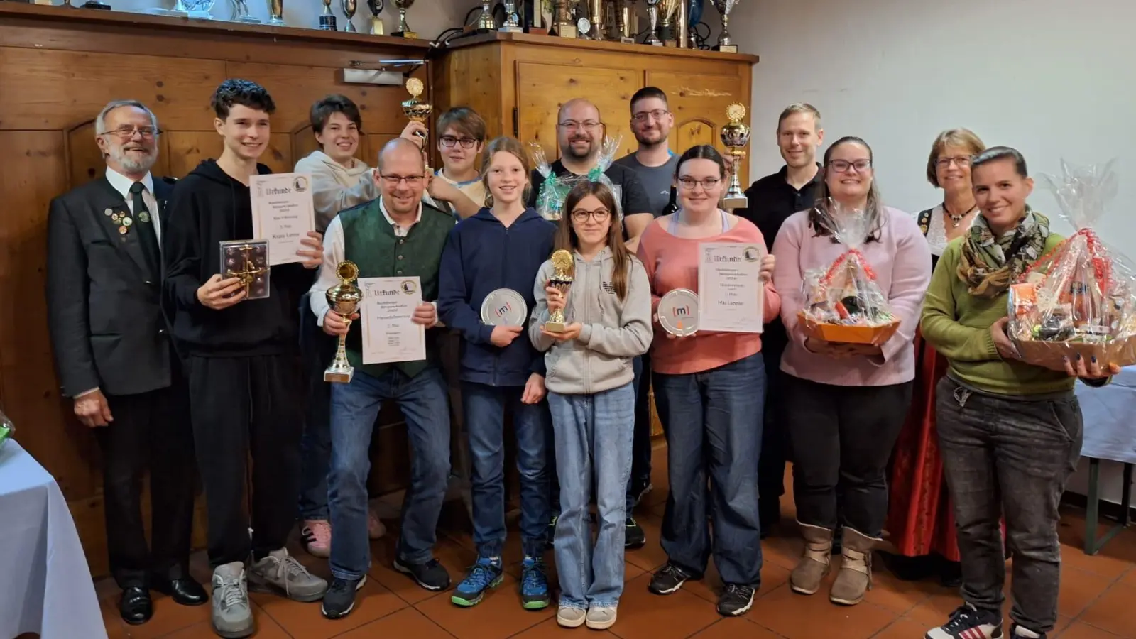 Das sind sie, die stolzen Siegerinnen und Sieger des Bürgerschießens. (Foto: Sandra Weber, D'Waldschützen Neubiberg)