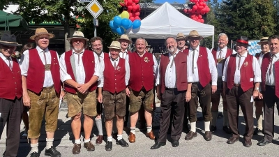 Kein Straßenfest ohne den Ottobrunner Sängerkreis, der die Besucher mit seinem Gesang erfreut. (Foto: hw)
