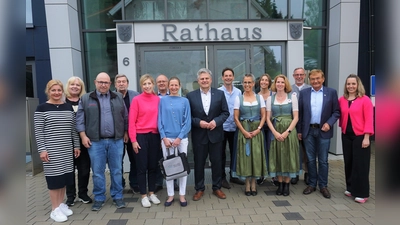 Eine Delegation des TSV Alling, Charly Niebler als Vertreter des Hauptsponsors Firma Bauernfeind, einige Gemeinderäte, mit Sportreferentin Ingrid Schilling, 1. Bürgermeister Stefan Joachimsthaler und 2. Bürgermeister Hans Friedl ehrten in einer Feierstunde Anja Kobs (Mitte mit Tasche).  (Foto: Gemeinde Alling)
