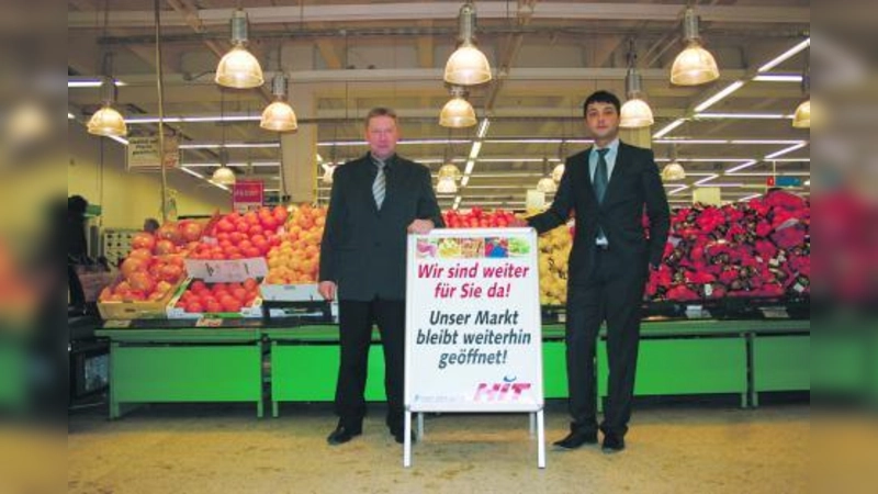 Freuen sich, dass der HIT-Markt am Westkreuz noch mindestens bis Ende 2010 für die Kunden da ist: HIT-Regionalleiter Ralph Ulbricht (li.) und Marktleiter Ismail Nayir. (Foto: sb)