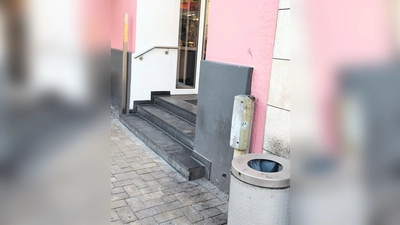 Noch vor kurzem stand der Mülleimer direkt an der Stele, nun etwa drei Meter weiter weg. (Foto: tje)