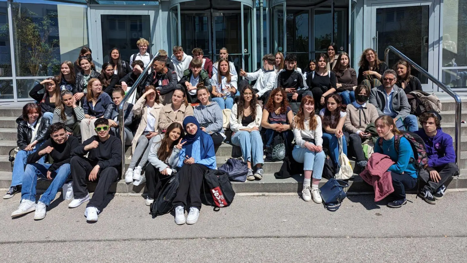 Die Schülerinnen und Schüler der Jahrgangsstufe 9 des vergangenen Schuljahres an der Joseph-von-Fraunhofer Schule in München waren zu Gast auf der Berufsmesse „vocatium“.  (Foto: R. Rill-Zimmermann)
