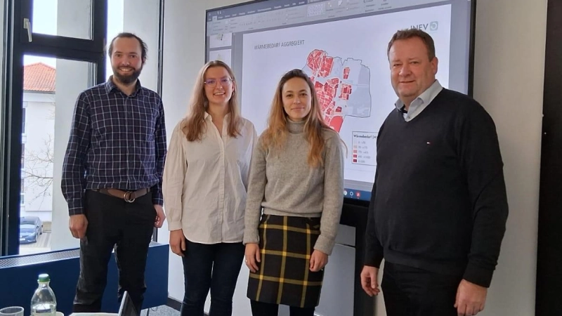 Auftaktveranstaltung zur kommunalen Wärmeplanung (v.r.): Bürgermeister Peter Köstler, Oksana Paramud (Abteilung Umwelt Rathaus), Lea Schmidtke (INEV) sowie Dr. Marius Waldvogel (Energieagentur Ebersberg-München).<br>  (Foto: Gemeinde Gräfelfing)