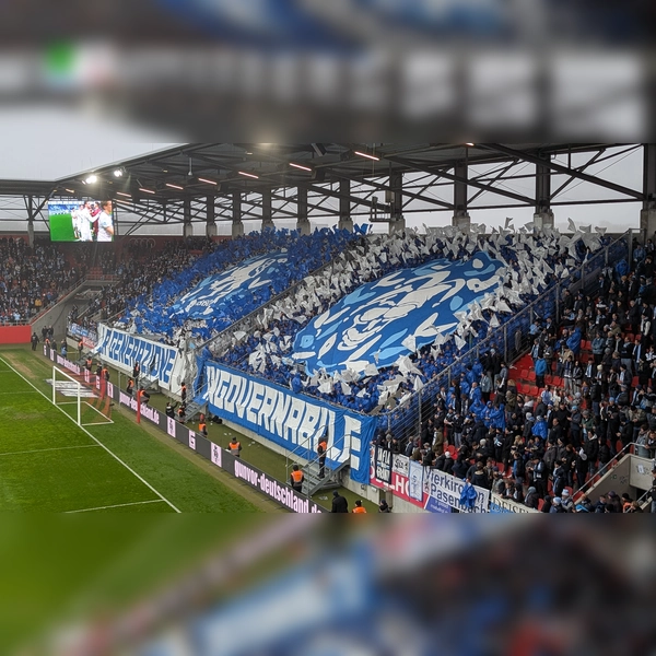 Heimspielatmosphäre: voller Gästeblock in Ingolstadt. (Foto: M. Forster)