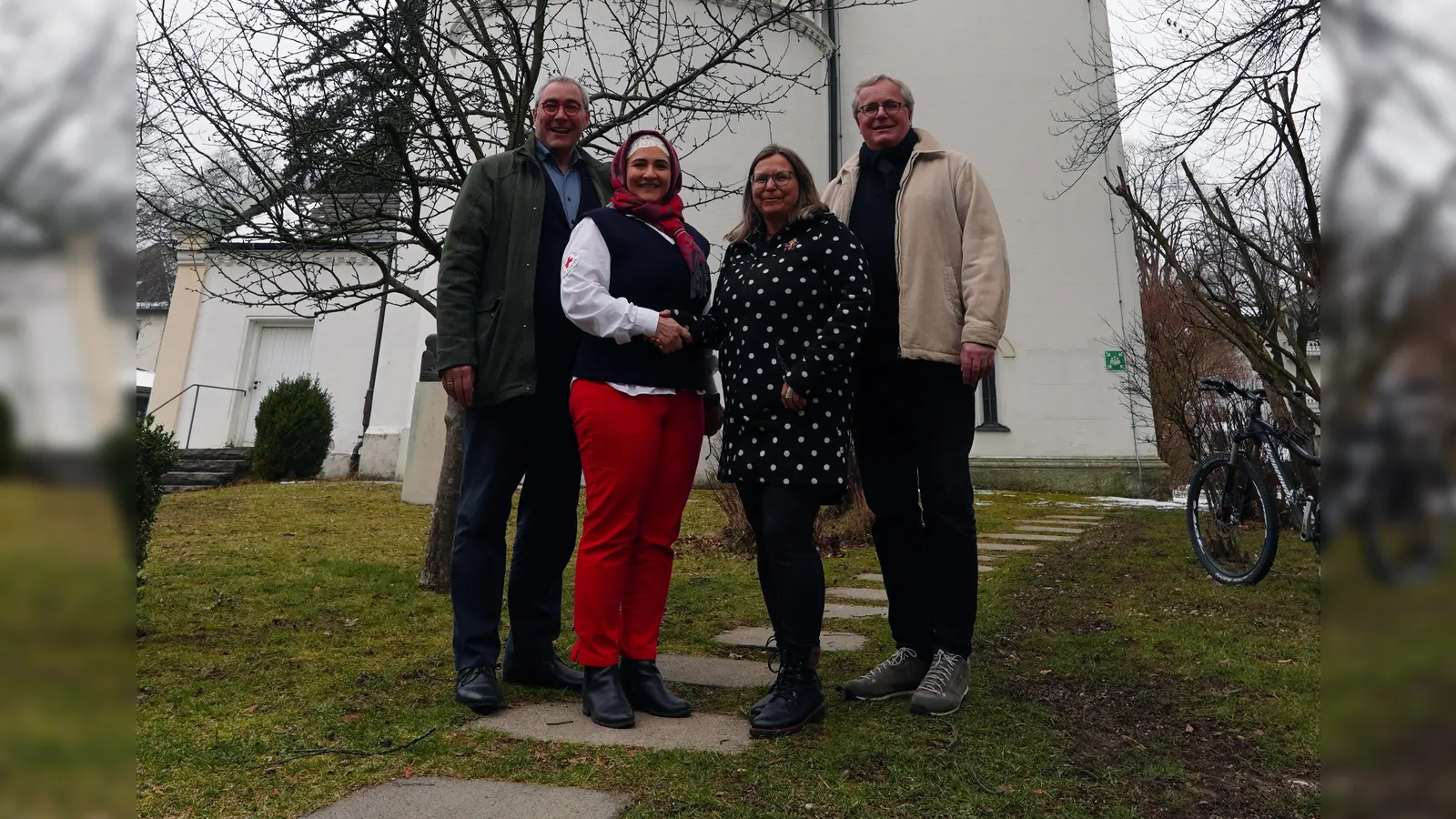 Jan Lang und Masoumeh Dorbash (beide BRK Starnberg), Kerstin Täubner-Benicke (Starnberg hilft) und Johannes de Fallois (Friedenskirche Starnberg) freuen sich, dass für das Projekt „Rettung in der Ukraine – eine StaRKe Spendenaktion“ eine schöne Summe zusammenkam. (Foto: BRK Starnberg)