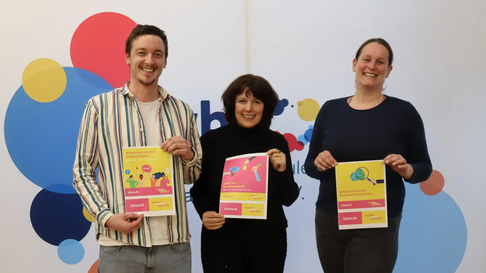 Referent Manuel Heim, Volkshochschulleitung Silvia Engelhardt und die Klimamanagerin der Gemeinde Taufkirchen Regina Wanschura freuen sich auf viele Teilnehmer beim Klimafit-Kurs. (Foto: vhs Taufkirchen)