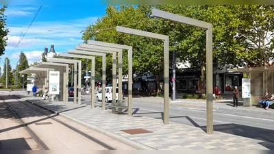 Zum Teil verglast und lichtdurchlässig sollten die modernen Bus- und Tramhaltestellen wie diese am Romanplatz sein. Vor Sonneneinstrahlung schützen die luftigen Dächer jedoch nicht. (Foto: Beatrix Köber)