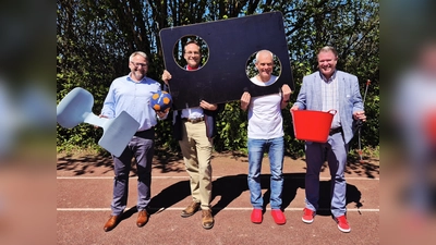 Der Förderverein half (von links): Andreas Lübeck (Beisitzer), Thomas Gobmaier (Vorsitzender), Markus Pfanzelt (Schulleiter) und Thomas<br>Speyerer (stellv. Vorsitzender) mit einem mobilen Sitztisch und Teilen der Müllsammel-Ausstattung. (Foto: Förderverein )