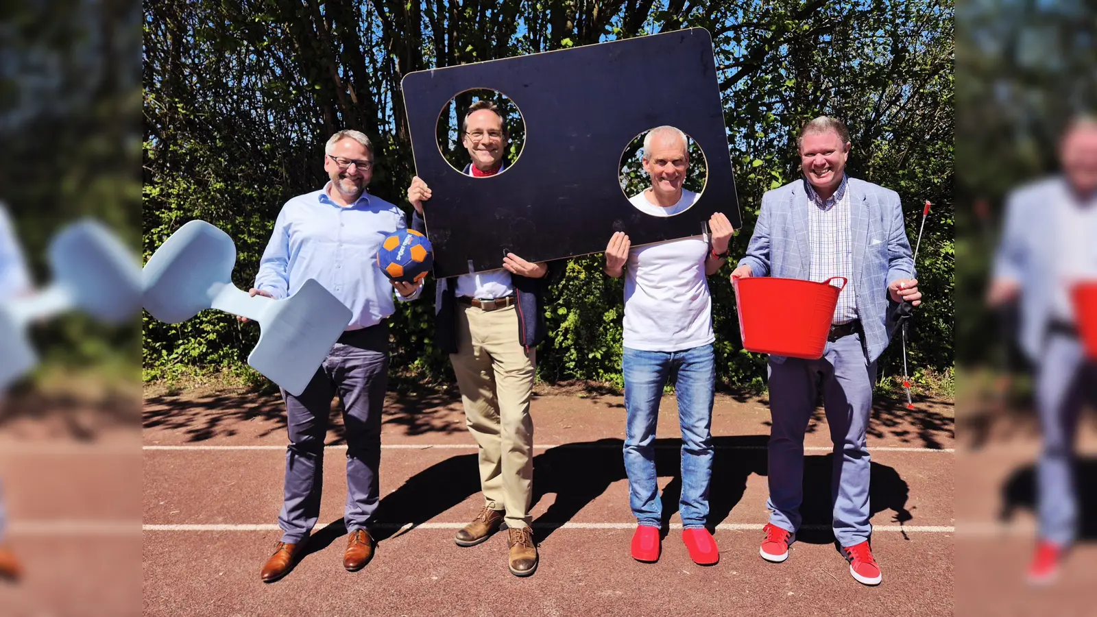 Der Förderverein half (von links): Andreas Lübeck (Beisitzer), Thomas Gobmaier (Vorsitzender), Markus Pfanzelt (Schulleiter) und Thomas<br>Speyerer (stellv. Vorsitzender) mit einem mobilen Sitztisch und Teilen der Müllsammel-Ausstattung. (Foto: Förderverein )