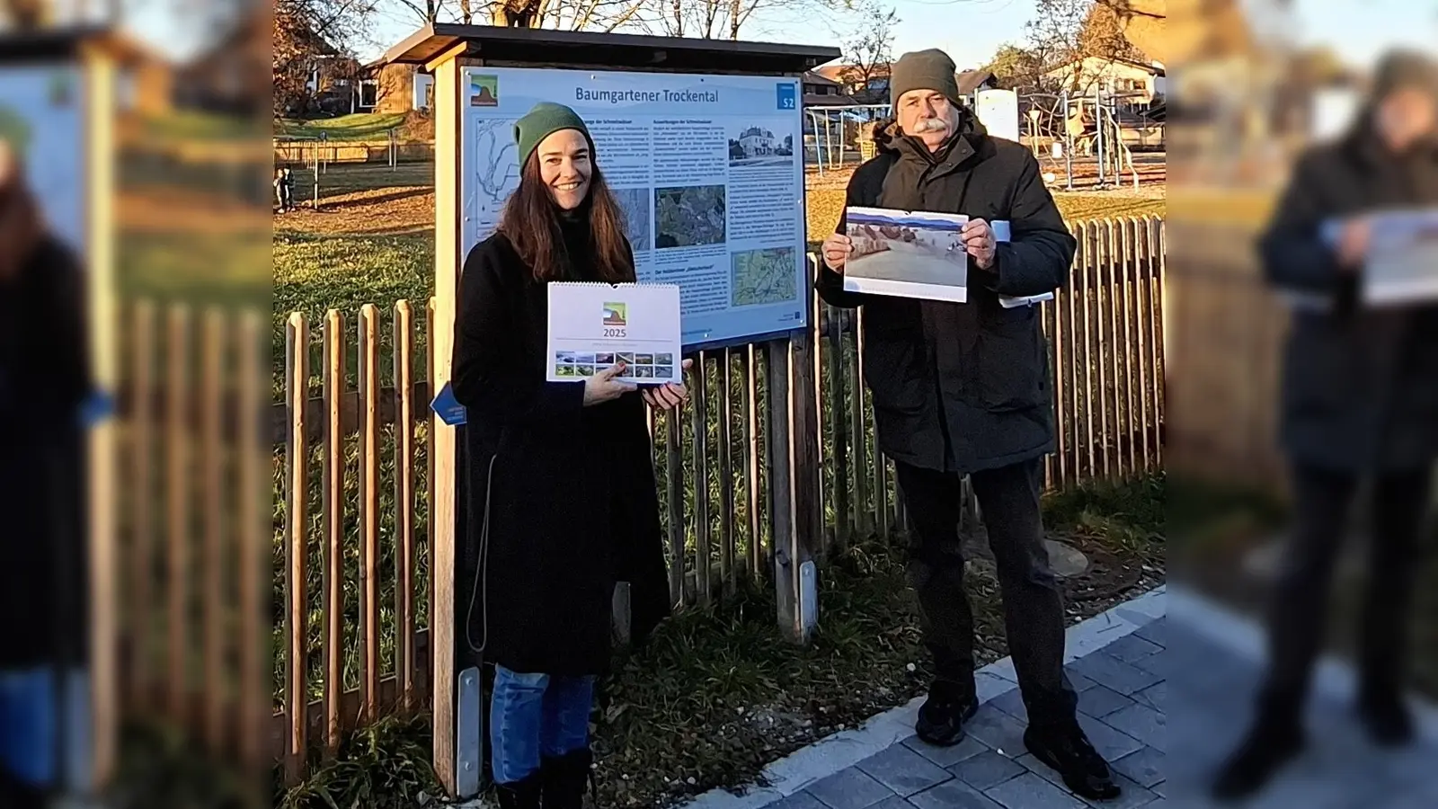  Anja Gevers und Frank Strathmann präsentieren den neuen Geo-Kalender 2025 an der Geo-Lehrpfad-Station S2 „Baumgartener Trockental“ in der Flinspachstraße. (Foto: Strathmann)