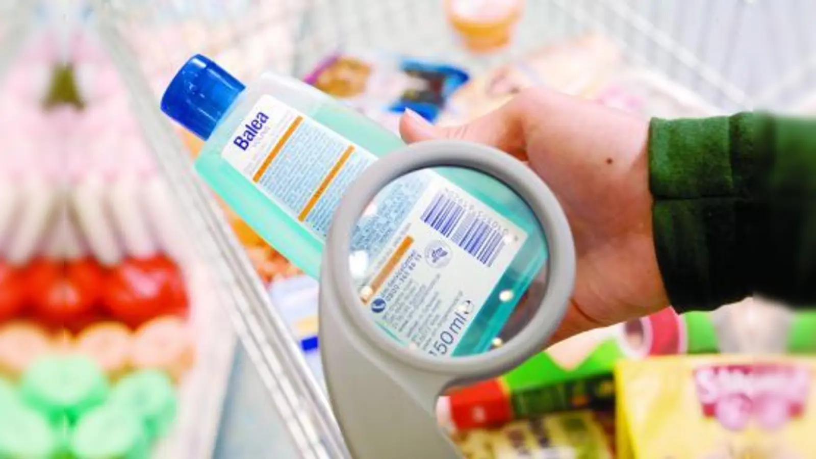 Neuer Service von dm: Lupen an den Einkaufswagen sollen allen Kunden das Lesen der Verpackungsaufdrucke erleichtern. (Foto: pi)