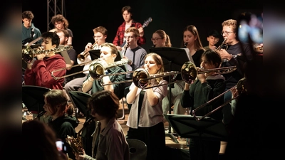 Mit Auftritten mehrerer Tanzgruppen, eines Posaunenquartetts, der Schulband „Murphy‘s Law“ und der Big Band des MBG wurde den Besucherinnen und Besuchern beste Unterhaltung geboten. (Foto: Dirk Ponsel)