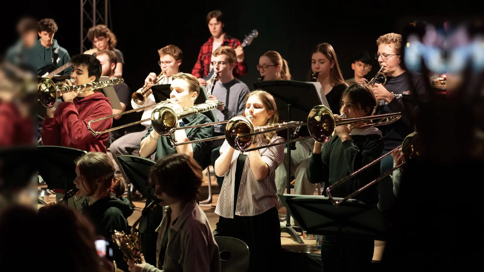 Mit Auftritten mehrerer Tanzgruppen, eines Posaunenquartetts, der Schulband „Murphy‘s Law“ und der Big Band des MBG wurde den Besucherinnen und Besuchern beste Unterhaltung geboten. (Foto: Dirk Ponsel)