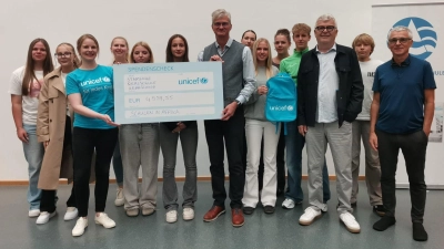 Die Spendenübergabe (von links): Leonie Gassner, Victoria Roeder, Jutta Schönlau (UNICEF), Johanna Haslbeck (Organisatorin), Milla Thevißen, Mara Schäfer, Christian Schmitz (Schulleiter), Sarah Veyrat, Julia Schöpf, Charlotte Ludwig, David Zeller, Peter Seidel (Förderverein des Herrschinger Jugendfußballs), Kaspar Gier und Laszlo Pilz (Förderverein des Herrschinger Jugendfußballs).<br> (Foto: red)