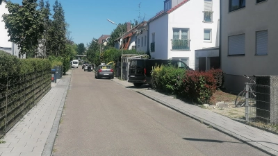 Die Ofener Straße ist zu schmal, um verkehrsberuhigt zu werden. Um sie entsprechend umgestalten zu können, müsste sie mindestens 2,20 Meter breiter sein. (Foto: job)