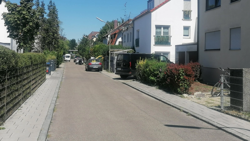 Die Ofener Straße ist zu schmal, um verkehrsberuhigt zu werden. Um sie entsprechend umgestalten zu können, müsste sie mindestens 2,20 Meter breiter sein. (Foto: job)