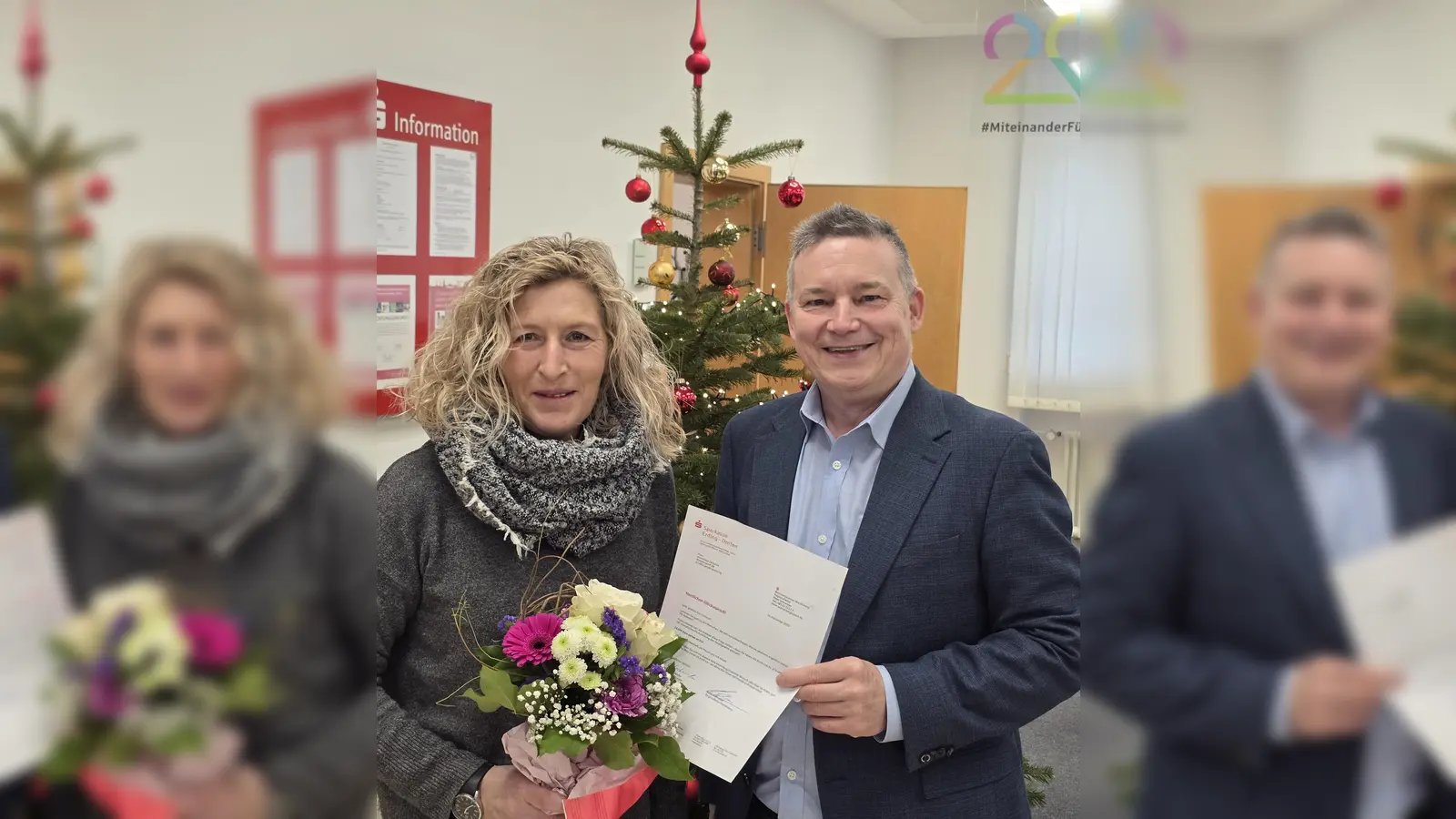 Regionalleiter Peter Schneider überbrachte der glücklichen Gewinnerin Anneliese Gebauer die gute Nachricht. (Foto: Sparkasse Erding-Dorfen)