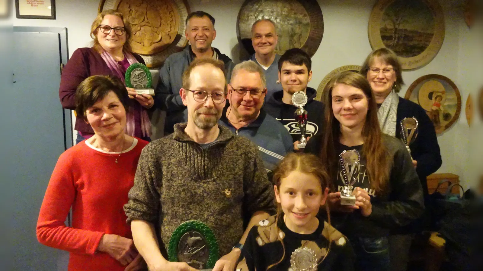 Die besten Schützen: Marlene Traunfelder, Bernhard Fest, Helmut Medele, Viktoria Graßl und Ina Wetzel (vorne von links) sowie Katja Graßl, Franz Graßl, Jürgen Rachl, Oliver Rose und Ute Mowitz-Rudolph (hinten von links). (Foto: Almenrausch und Edelweiß Pellheim)