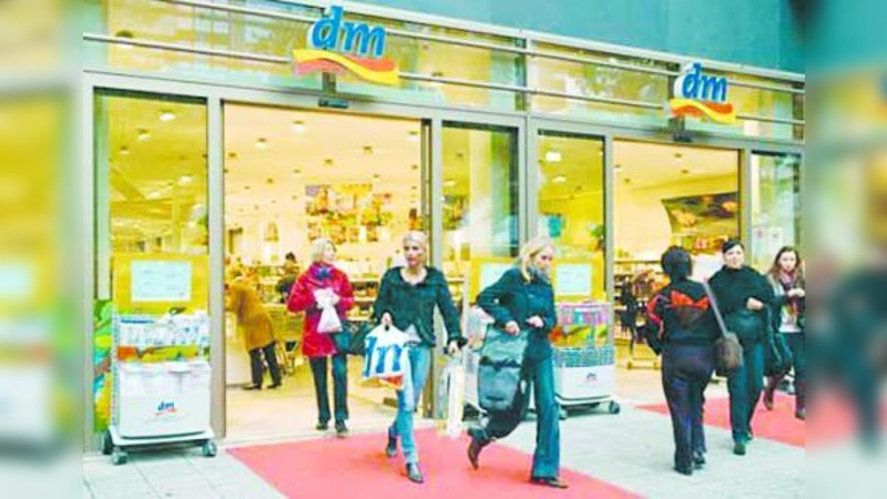 Das Filialnetz wird verdichtet: Deutschlandweit betreibt dm-drogerie markt 1105 dm-Märkte. 93 mehr als im Vorjahr. Im Geschäftsjahr 2009/2010 sind mehr als 100 Neueröffnungen geplant. (Foto: pi)