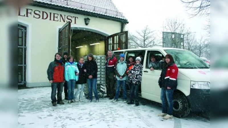 Elf Firmlinge der kath. Pfarrei St. Elisabeth begleiteten den Malteser Mahlzeitendienst. (Foto: pi)