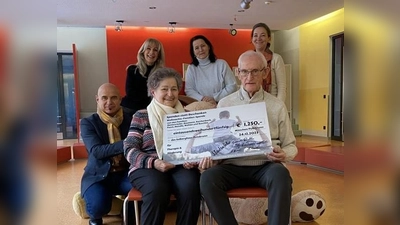 Statt Geschenke unter dem Weihnachtsbaum wurde von sieben Familien lieber Geld für den guten Zweck gesammelt und jetzt ans Salberghaus übergeben. (Foto: redStephan Ruschke)