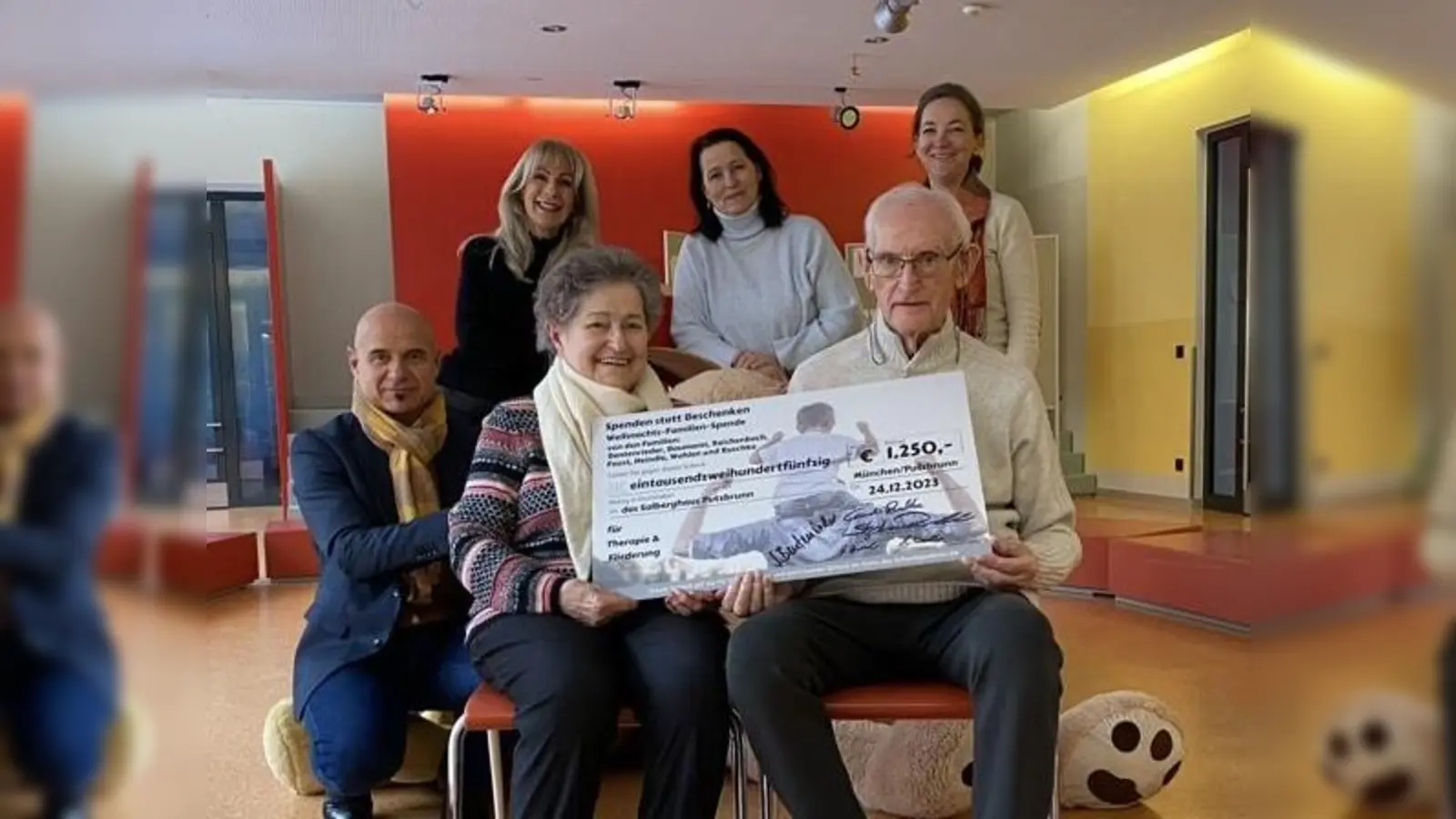 Statt Geschenke unter dem Weihnachtsbaum wurde von sieben Familien lieber Geld für den guten Zweck gesammelt und jetzt ans Salberghaus übergeben. (Foto: redStephan Ruschke)