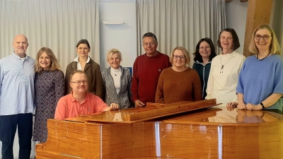 Freuen sich nach einem intensiven Probenwochenende auf ihre Auftritte: die „Red Owl Singers”. (Foto: Red Owl Singers)