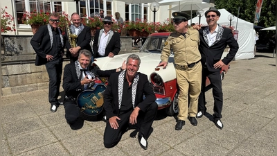 Die Bandmitglieder mit Harald Neuber, Besitzer des Ford Taurus. Er hat sich die gleiche Uniform schneidern lassen, die Elvis im Film „GI-Blues” getragen hat.  (Foto: Teddy und die die Lollipops)