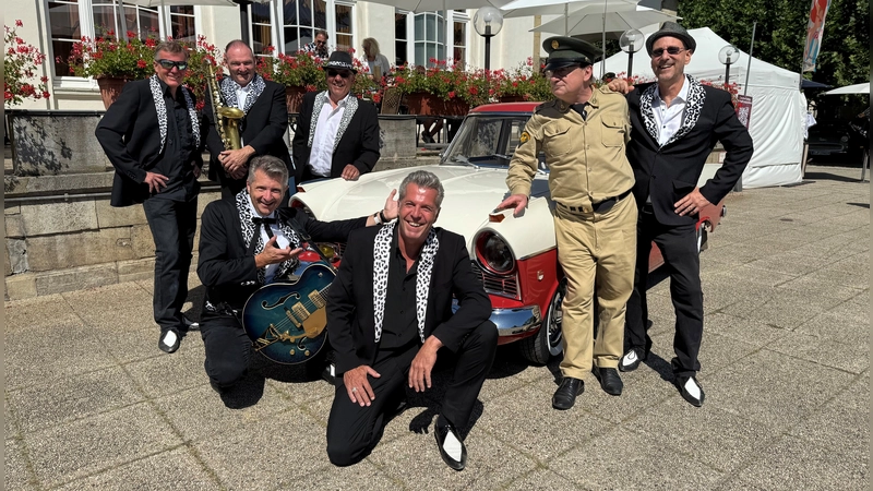 Die Bandmitglieder mit Harald Neuber, Besitzer des Ford Taurus. Er hat sich die gleiche Uniform schneidern lassen, die Elvis im Film „GI-Blues” getragen hat.  (Foto: Teddy und die die Lollipops)