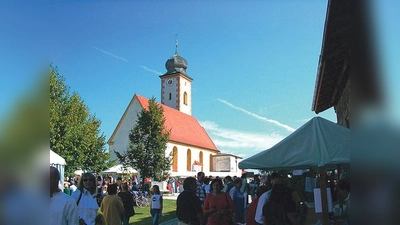 Am Sonntag herrscht buntes Markttreiben zu Füßen der Frauenneuhartinger Kirche. 	 (Foto: Heimatverein Frauenneuharting)