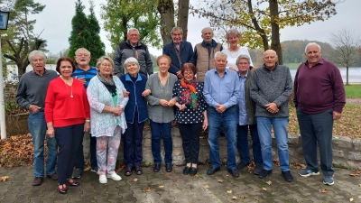 Kurzweilige gemeinsame Stunden am Karlsfelder See verbrachten die ehemaligen Schulkameraden des Jahrgangs 1944 aus der Schule in Ludwigsfeld. (Foto: privat)