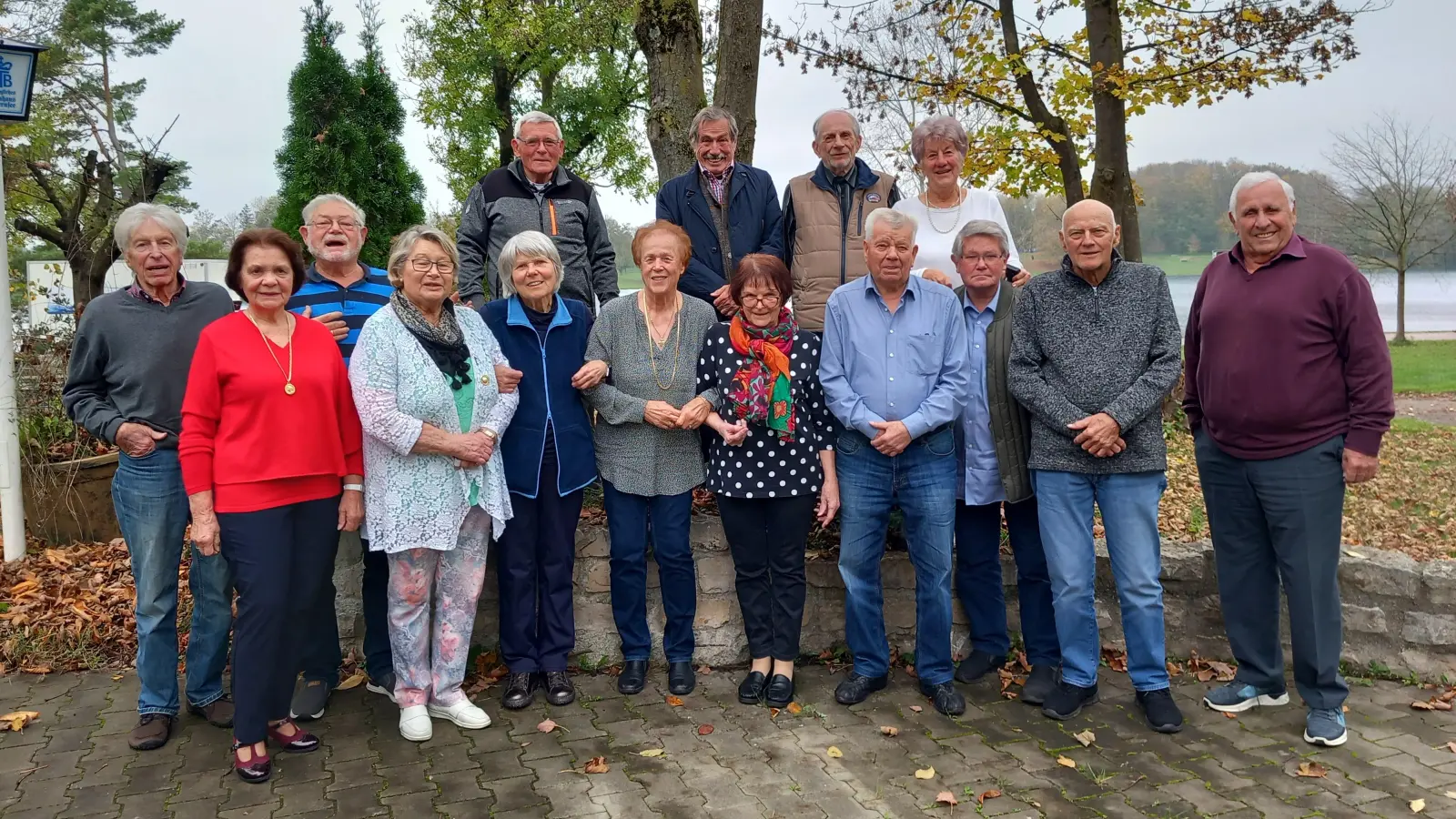 Kurzweilige gemeinsame Stunden am Karlsfelder See verbrachten die ehemaligen Schulkameraden des Jahrgangs 1944 aus der Schule in Ludwigsfeld. (Foto: privat)