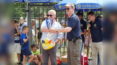 Lions-Club-Präsident Prof. Dr. Dirk Fischer überreicht  dem Vorstandsmitglied Christoph Weideneder der  S&amp;MC Investmentbank AG den Siegerpokal in der Kategorie Sponsorenente. (Foto: Helmut Winkler)