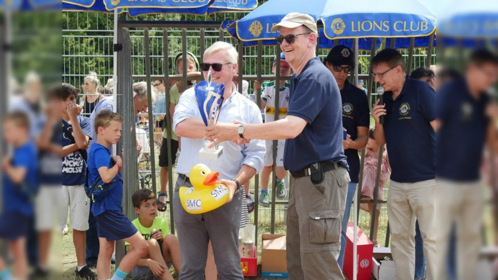 Lions-Club-Präsident Prof. Dr. Dirk Fischer überreicht  dem Vorstandsmitglied Christoph Weideneder der  S&amp;MC Investmentbank AG den Siegerpokal in der Kategorie Sponsorenente. (Foto: Helmut Winkler)