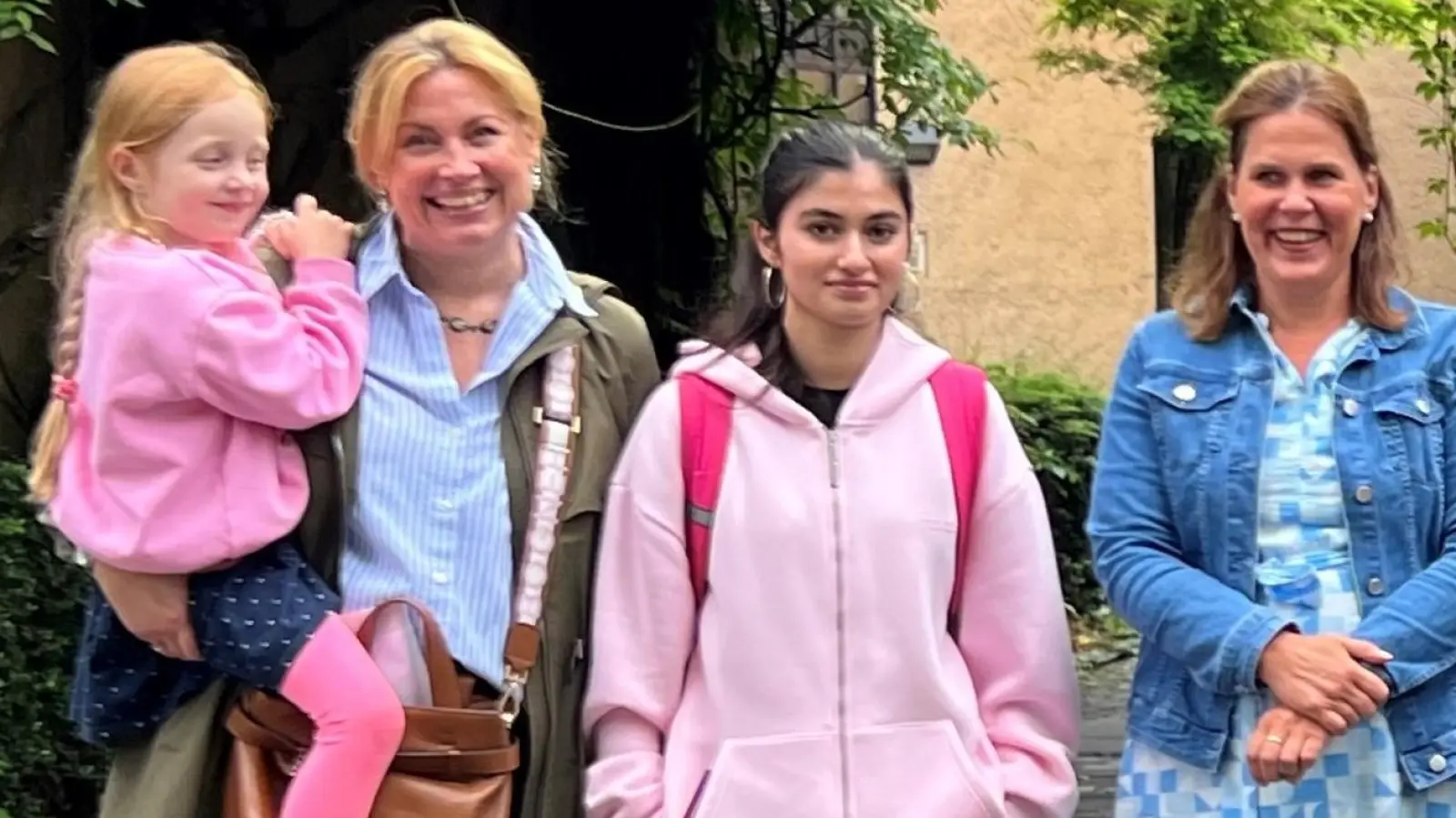 Münchens 3. Bürgermeistern Verena Dietl (r.) hatte im Rahmen des Projekts „Ein Löwenherz für unsere Münchener Kinder“ zu einem Zoobesuch eingeladen. (Foto: Gesellschaft für Soziale Arbeit. München gGmbH)