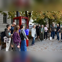Am Regerplatz ist ein offener Bücherschrank aufgestellt worden. Nina Reitz vom BA 5 (rechts neben dem Schrank) hat ihn mit initiiert. (Foto: Peter Martl)