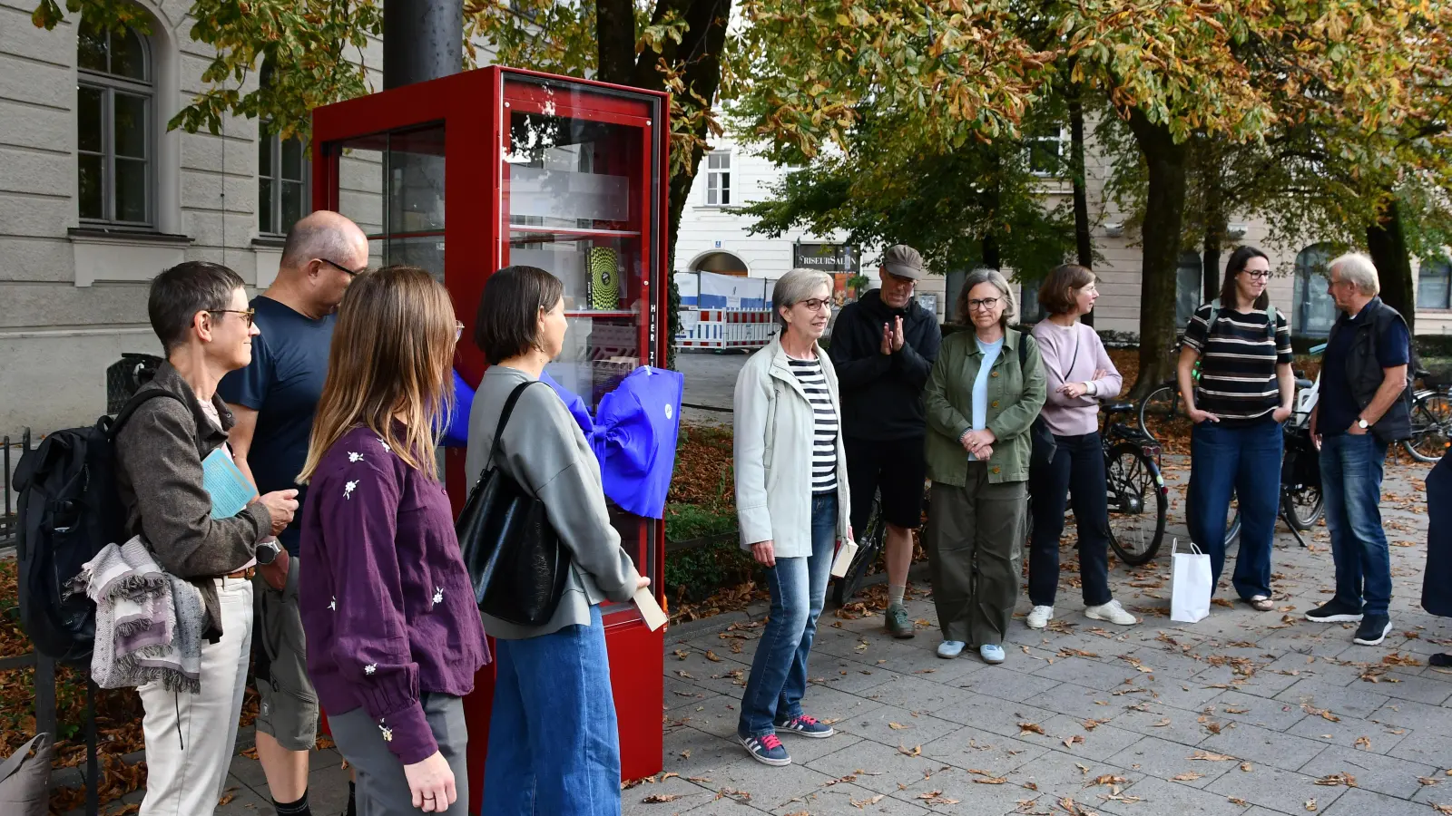 Am Regerplatz ist ein offener Bücherschrank aufgestellt worden. Nina Reitz vom BA 5 (rechts neben dem Schrank) hat ihn mit initiiert. (Foto: Peter Martl)
