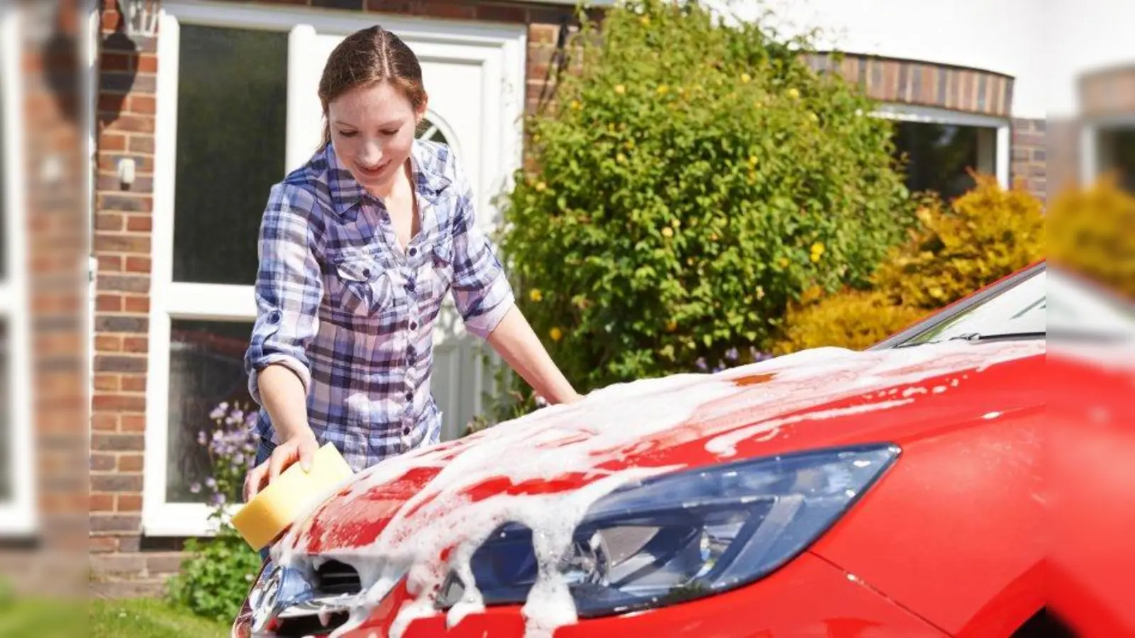 Der Fahrzeug-Großputz von Hand ist nicht überall erlaubt. (Foto: © HighwayStarz_Fotolia)