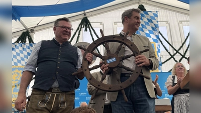 Ein symbolisches Steuerrad überreichte Bezirkstagskandidatin Barbara Kuhn (re.) an Landtagskandidat MdL Josef Schmid (l.) und Ministerpräsident Markus Söder.  (Foto: pst)