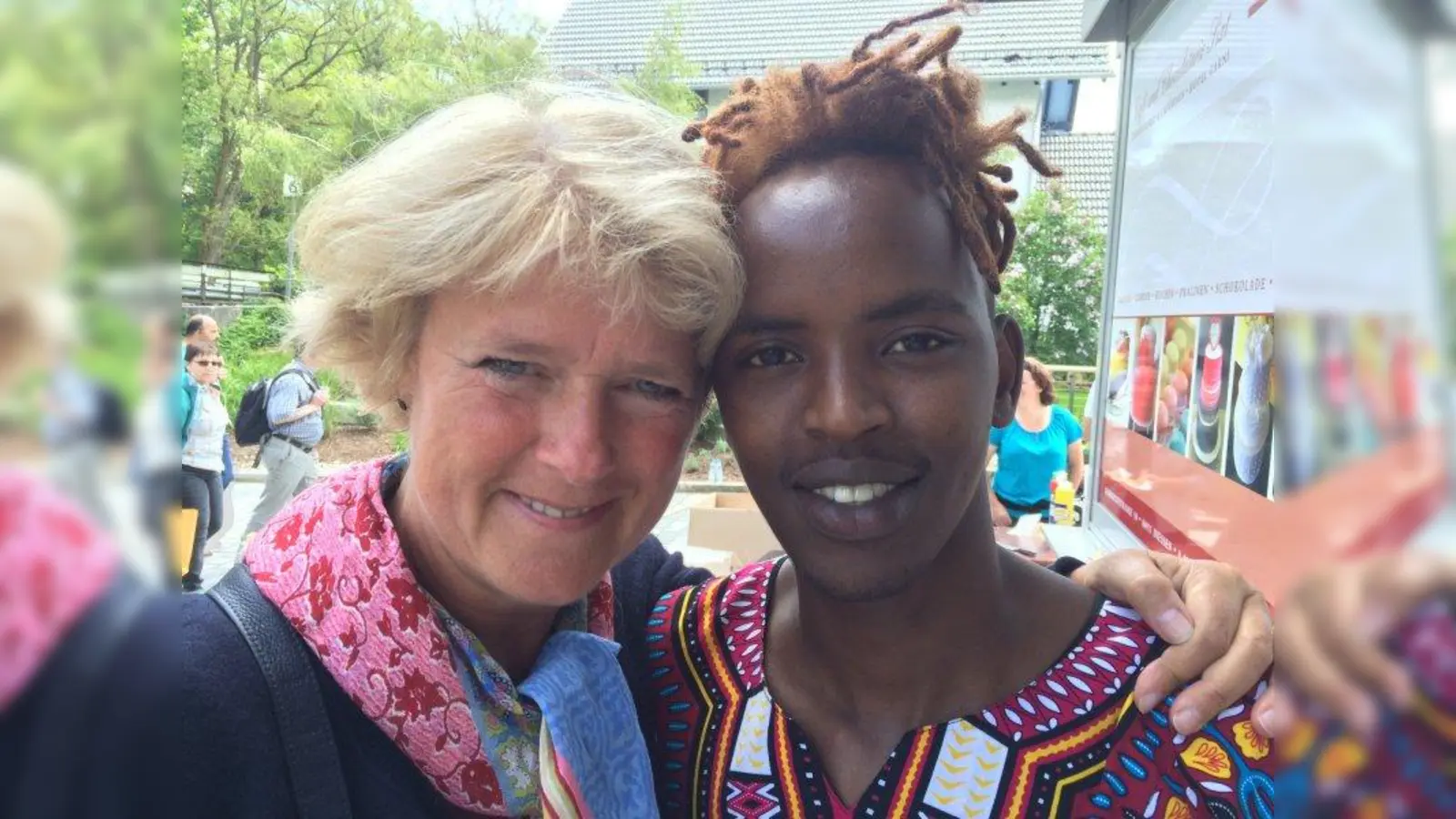 Hoher Besuch aus Berlin: Monika Grütters besuchte den Töpfermarkt in Dießen und ließ sich spontan ablichten. Hier mit Mahamed Buuni Aadan. (Foto: Amnesty)