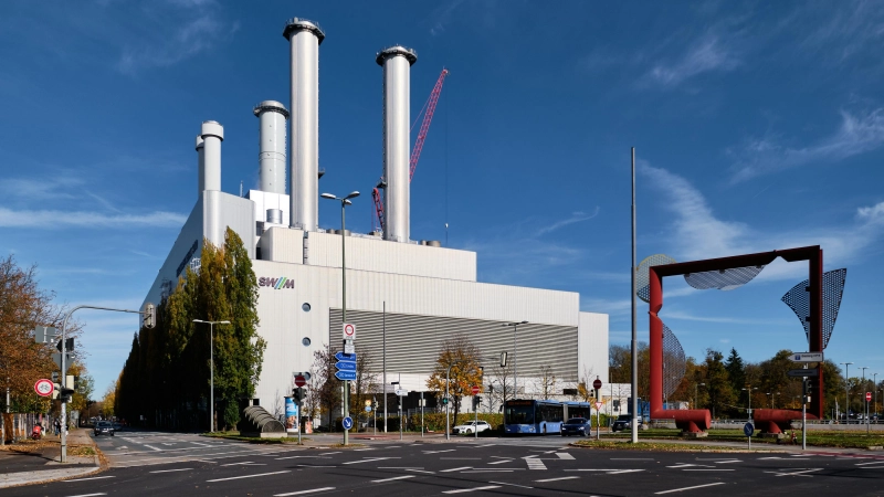 Über dem Heizkraftwerk Süd steigen bis Mitte August Dampfwolken auf: Die neue Gas- und Dampfturbinenanlage wird schrittweise in Betrieb genommen.  (Foto: Matthias Rothe)